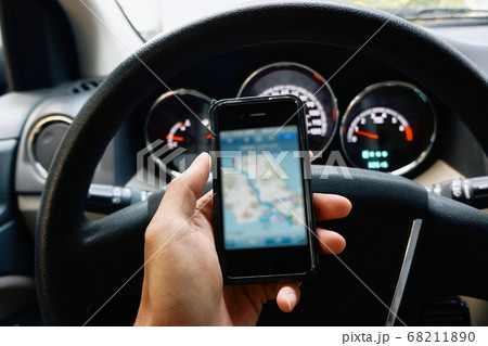 旅行先でスマートフォンでルートナビをする男性 68211890