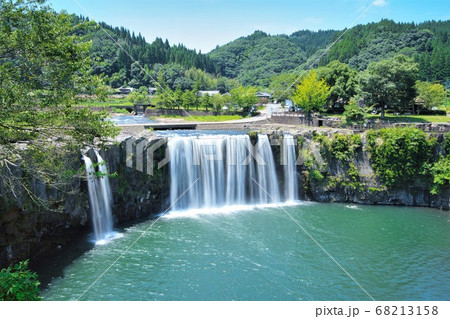 大分県の観光名所の原尻の滝は東洋のナイアガラと称されている 大分県の観光名所の原尻の滝は東洋のナイアガラと称されている 68213158