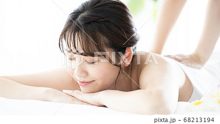 マッサージを受ける若い女性 マッサージを受ける若い女性 68213194