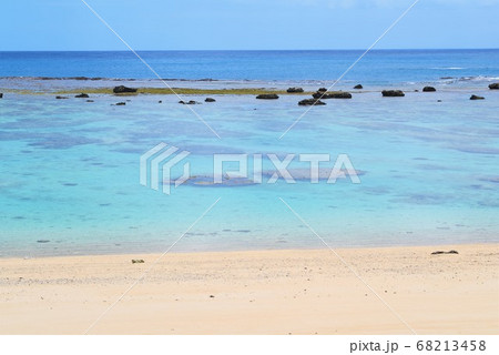 水平線の砂浜 68213458