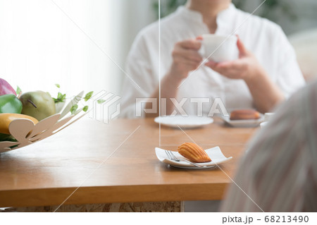 飲食ソーシャルディスタンスの距離感 68213490
