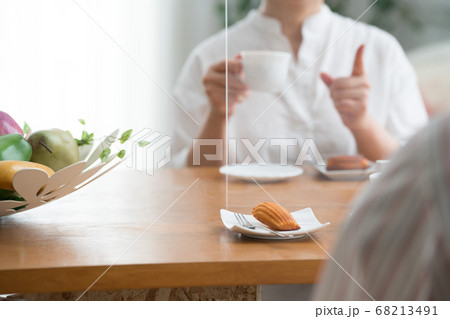 飲食ソーシャルディスタンスの距離感 飲食ソーシャルディスタンスの距離感 68213491