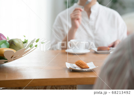 飲食ソーシャルディスタンスの距離感 68213492