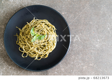 Spaghetti with basil pesto Spaghetti with basil pesto 68213673