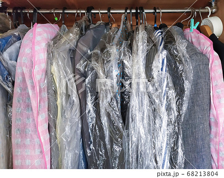 洋服を詰め込みすぎたクローゼット 68213804