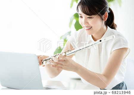 オンラインでフルートのレッスンを受ける若い女性 68213946