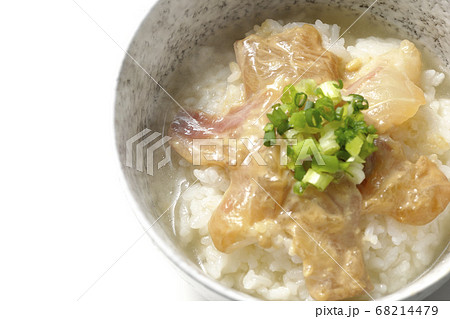 胡麻味噌ダレに漬け込んだ真鯛入りの熱々お茶漬け(白背景、俯瞰) 胡麻味噌ダレに漬け込んだ真鯛入りの熱々お茶漬け(白背景、俯瞰) 68214479