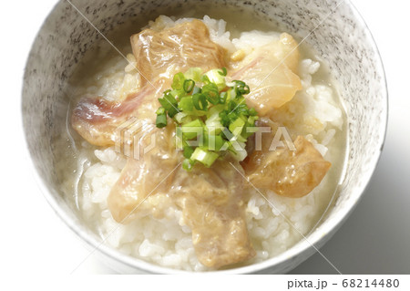 胡麻味噌ダレに漬け込んだ真鯛入りの熱々お茶漬け(白背景、俯瞰) 胡麻味噌ダレに漬け込んだ真鯛入りの熱々お茶漬け(白背景、俯瞰) 68214480