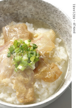 胡麻味噌ダレに漬け込んだ真鯛入りの熱々お茶漬け(白背景、俯瞰) 胡麻味噌ダレに漬け込んだ真鯛入りの熱々お茶漬け(白背景、俯瞰) 68214481