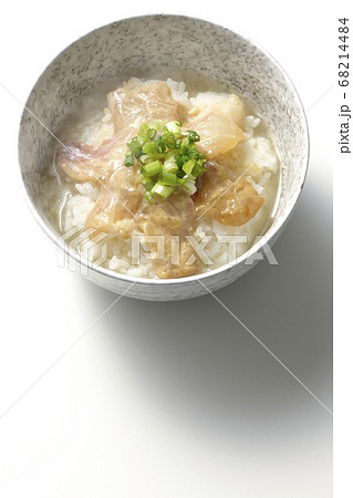 胡麻味噌ダレに漬け込んだ真鯛入りの熱々お茶漬け（白背景、俯瞰） 68214484