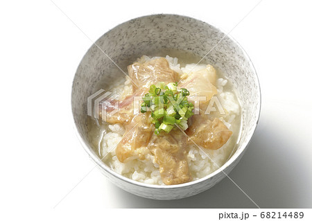 胡麻味噌ダレに漬け込んだ真鯛入りの熱々お茶漬け(白背景、俯瞰) 胡麻味噌ダレに漬け込んだ真鯛入りの熱々お茶漬け(白背景、俯瞰) 68214489