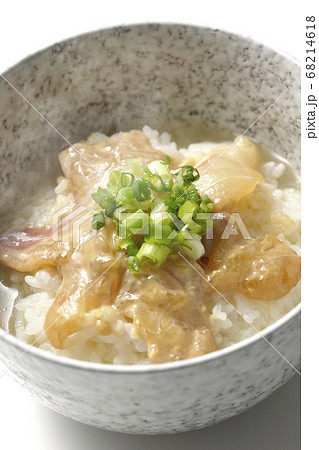 胡麻味噌ダレに漬け込んだ真鯛入りの熱々お茶漬け(白背景) 胡麻味噌ダレに漬け込んだ真鯛入りの熱々お茶漬け(白背景) 68214618