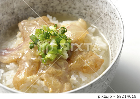 胡麻味噌ダレに漬け込んだ真鯛入りの熱々お茶漬け（白背景） 68214619