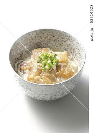 胡麻味噌ダレに漬け込んだ真鯛入りの熱々お茶漬け(白背景) 胡麻味噌ダレに漬け込んだ真鯛入りの熱々お茶漬け(白背景) 68214628