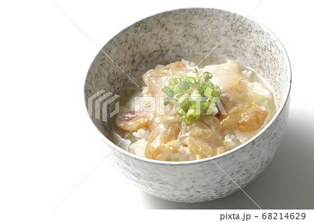 胡麻味噌ダレに漬け込んだ真鯛入りの熱々お茶漬け(白背景) 胡麻味噌ダレに漬け込んだ真鯛入りの熱々お茶漬け(白背景) 68214629