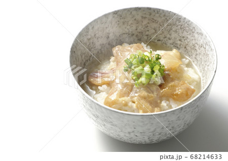 胡麻味噌ダレに漬け込んだ真鯛入りの熱々お茶漬け(白背景) 胡麻味噌ダレに漬け込んだ真鯛入りの熱々お茶漬け(白背景) 68214633
