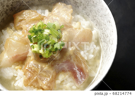 胡麻味噌ダレに漬け込んだ真鯛入りの熱々お茶漬け(黒背景、俯瞰) 胡麻味噌ダレに漬け込んだ真鯛入りの熱々お茶漬け(黒背景、俯瞰) 68214774