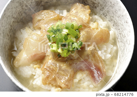 胡麻味噌ダレに漬け込んだ真鯛入りの熱々お茶漬け(黒背景、俯瞰) 胡麻味噌ダレに漬け込んだ真鯛入りの熱々お茶漬け(黒背景、俯瞰) 68214776