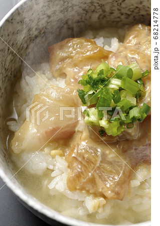 胡麻味噌ダレに漬け込んだ真鯛入りの熱々お茶漬け(黒背景、俯瞰) 胡麻味噌ダレに漬け込んだ真鯛入りの熱々お茶漬け(黒背景、俯瞰) 68214778