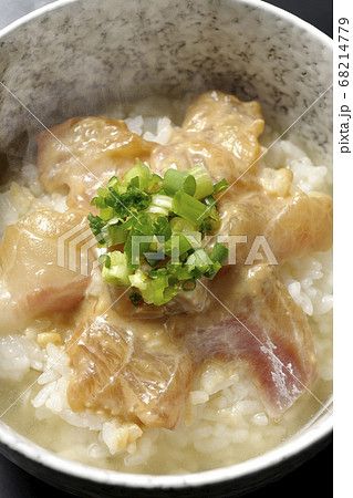 胡麻味噌ダレに漬け込んだ真鯛入りの熱々お茶漬け(黒背景、俯瞰) 胡麻味噌ダレに漬け込んだ真鯛入りの熱々お茶漬け(黒背景、俯瞰) 68214779