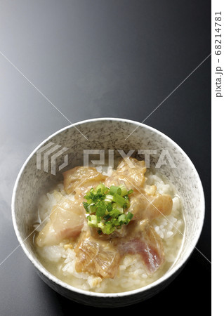 胡麻味噌ダレに漬け込んだ真鯛入りの熱々お茶漬け(黒背景、俯瞰) 胡麻味噌ダレに漬け込んだ真鯛入りの熱々お茶漬け(黒背景、俯瞰) 68214781