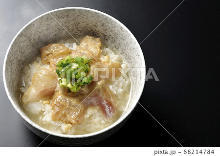胡麻味噌ダレに漬け込んだ真鯛入りの熱々お茶漬け（黒背景、俯瞰） 68214784