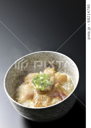 胡麻味噌ダレに漬け込んだ真鯛入りの熱々お茶漬け（黒背景） 68214790