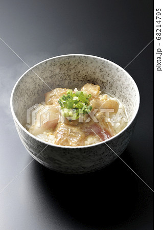 胡麻味噌ダレに漬け込んだ真鯛入りの熱々お茶漬け(黒背景) 胡麻味噌ダレに漬け込んだ真鯛入りの熱々お茶漬け(黒背景) 68214795