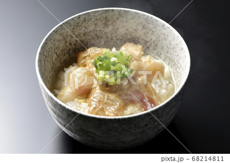 胡麻味噌ダレに漬け込んだ真鯛入りの熱々お茶漬け(黒背景) 胡麻味噌ダレに漬け込んだ真鯛入りの熱々お茶漬け(黒背景) 68214811
