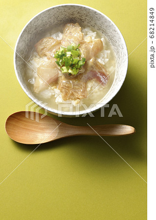 胡麻味噌ダレに漬け込んだ真鯛入りの熱々のお茶漬けと木製スプーン（俯瞰） 68214849