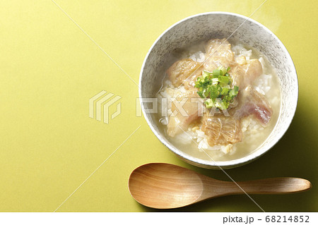胡麻味噌ダレに漬け込んだ真鯛入りの熱々のお茶漬けと木製スプーン（俯瞰） 68214852