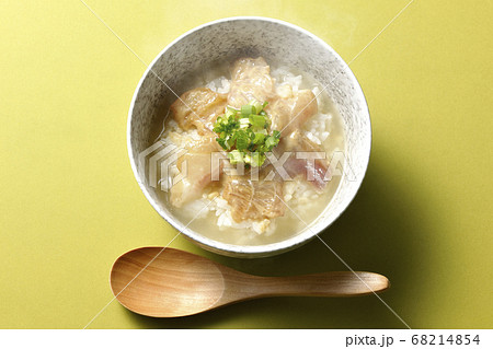 胡麻味噌ダレに漬け込んだ真鯛入りの熱々のお茶漬けと木製スプーン（俯瞰） 68214854