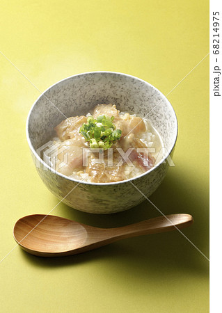 胡麻味噌ダレに漬け込んだ真鯛入りの熱々のお茶漬けと木製スプーン 胡麻味噌ダレに漬け込んだ真鯛入りの熱々のお茶漬けと木製スプーン 68214975