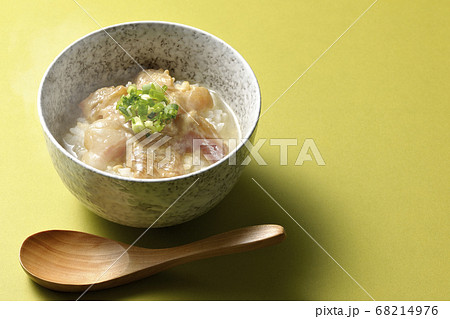 胡麻味噌ダレに漬け込んだ真鯛入りの熱々のお茶漬けと木製スプーン 胡麻味噌ダレに漬け込んだ真鯛入りの熱々のお茶漬けと木製スプーン 68214976