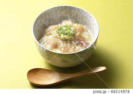 胡麻味噌ダレに漬け込んだ真鯛入りの熱々のお茶漬けと木製スプーン 胡麻味噌ダレに漬け込んだ真鯛入りの熱々のお茶漬けと木製スプーン 68214978