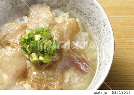 胡麻味噌ダレに漬け込んだ真鯛入りの熱々のお茶漬け（俯瞰） 68215012