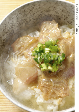 胡麻味噌ダレに漬け込んだ真鯛入りの熱々のお茶漬け（俯瞰） 68215024