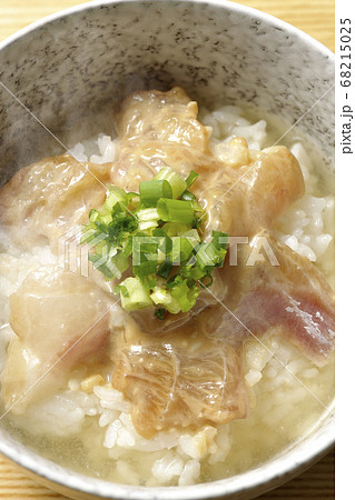 胡麻味噌ダレに漬け込んだ真鯛入りの熱々のお茶漬け（俯瞰） 68215025