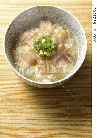 胡麻味噌ダレに漬け込んだ真鯛入りの熱々のお茶漬け(俯瞰) 胡麻味噌ダレに漬け込んだ真鯛入りの熱々のお茶漬け(俯瞰) 68215027