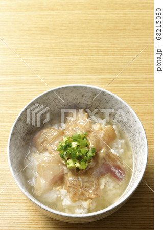 胡麻味噌ダレに漬け込んだ真鯛入りの熱々のお茶漬け(俯瞰) 胡麻味噌ダレに漬け込んだ真鯛入りの熱々のお茶漬け(俯瞰) 68215030