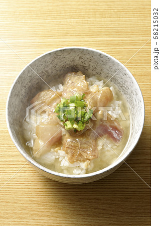 胡麻味噌ダレに漬け込んだ真鯛入りの熱々のお茶漬け（俯瞰） 68215032