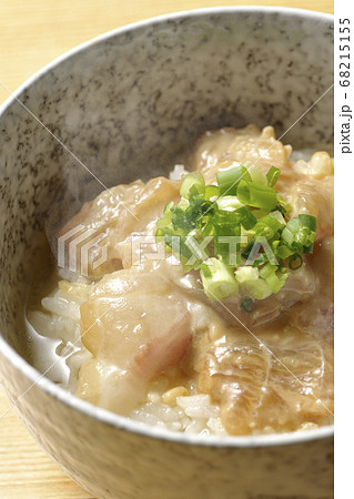 胡麻味噌ダレに漬け込んだ真鯛入りの熱々のお茶漬け 胡麻味噌ダレに漬け込んだ真鯛入りの熱々のお茶漬け 68215155