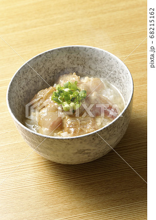 胡麻味噌ダレに漬け込んだ真鯛入りの熱々のお茶漬け 胡麻味噌ダレに漬け込んだ真鯛入りの熱々のお茶漬け 68215162