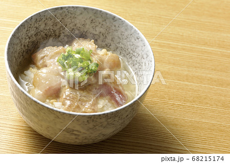 胡麻味噌ダレに漬け込んだ真鯛入りの熱々のお茶漬け 68215174