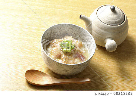 胡麻味噌ダレに漬けた真鯛の熱々お茶漬けと木製スプーンと急須 胡麻味噌ダレに漬けた真鯛の熱々お茶漬けと木製スプーンと急須 68215235