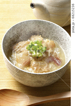 胡麻味噌ダレに漬けた真鯛の熱々お茶漬けと木製スプーンと急須 胡麻味噌ダレに漬けた真鯛の熱々お茶漬けと木製スプーンと急須 68215236