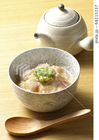 胡麻味噌ダレに漬けた真鯛の熱々お茶漬けと木製スプーンと急須 68215237