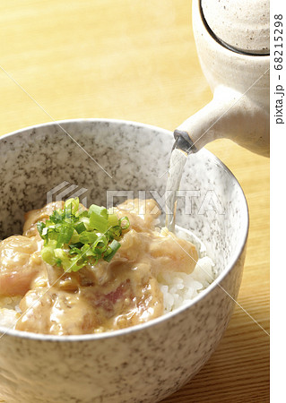 鯛茶漬け、胡麻味噌ダレに漬け込んだ真鯛をのせたご飯に熱々の出汁を注ぐ 鯛茶漬け、胡麻味噌ダレに漬け込んだ真鯛をのせたご飯に熱々の出汁を注ぐ 68215298