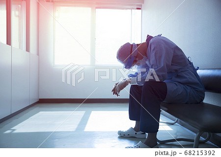 医療ひっ迫イメージ　疲労する看護師 68215392