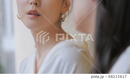 ビジネス 友達 女性 昼休み 休憩 話す ビジネス 友達 女性 昼休み 休憩 話す 68215617